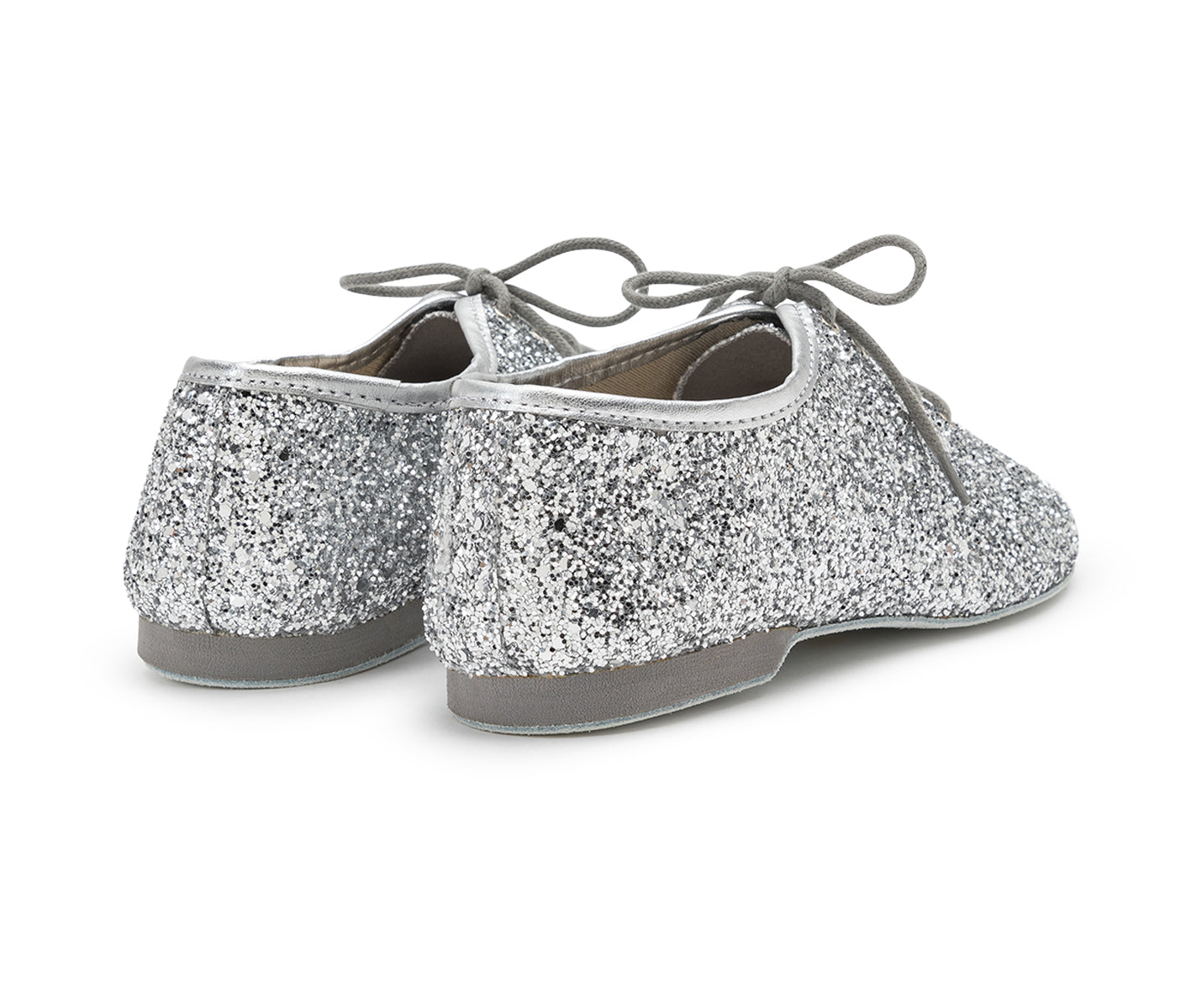 Dancing Queens 550 Silver Glitter Tanzschuhe mit grauen Sohlen, von hinten gesehen.